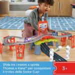 Thomas & Friends-Pista della Sodor Cup con Personaggi Thomas e Kana, Pista con Trenini a Spinta, Giocattolo per Bambini 3+ Anni, HFW03 - immagine 2