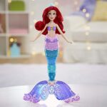 Disney Princess Ariel Arcobaleno, bambola ispirata al film Sirenetta con coda cambia colore per bambini dai 3 anni in su - immagine 2