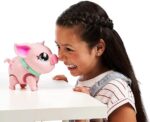 Giochi Preziosi, Live Pets Piggly, Maialino Giocattolo Interattivo, Giochi Bambini 4 Anni +, Passeggia e Balla, Grugnisce e Reagisce alle Azioni del Bambino, con Guinzaglio e Biberon Inclusi - immagine 2