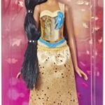 Disney Princess Royal Shimmer, bambola di Pocahontas, fashion doll con gonna e accessori, giocattolo per bambini dai 3 anni in su