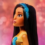 Disney Princess Royal Shimmer, bambola di Pocahontas, fashion doll con gonna e accessori, giocattolo per bambini dai 3 anni in su - immagine 3