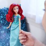 Disney Princess Royal Shimmer - Bambola di Ariel, Fashion Doll con Gonna e Accessori, Giocattolo per Bambini dai 3 Anni in su