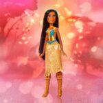 Disney Princess Royal Shimmer, bambola di Pocahontas, fashion doll con gonna e accessori, giocattolo per bambini dai 3 anni in su - immagine 2