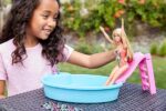 Barbie Playset Bambola con Piscina e Accessori Giocattolo per Bambini 3+ Anni - immagine 2