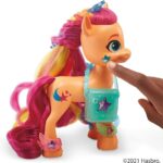Hasbro My Little Pony: Una Nuova Generazione, Sunny Starscout Rainbow Reveal, Pony Giocattolo Arancione da 15 cm con Treccia Arcobaleno, 17 Accessori - immagine 3