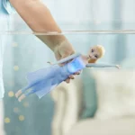 Disney Frozen 2 splash and sparkle, Bambola Elsa Corpetto Luminoso - immagine 2