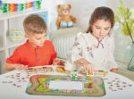 Orchard Toys La Fermata dell'Autobus - Gioco educativo di Numeri e Conteggio per bambini da 4 a 8 anni (Edizione Italiana) - immagine 3