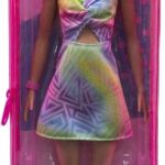 Barbie fashionistas, Bambola con Capelli Biondi e Ciocche Viola, Abito, Sneaker Gialle con Zeppa, Bracciale, Giocattolo per Bambini 3+ Anni