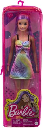 Barbie fashionistas, Bambola con Capelli Biondi e Ciocche Viola, Abito, Sneaker Gialle con Zeppa, Bracciale, Giocattolo per Bambini 3+ Anni