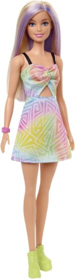 Barbie fashionistas, Bambola con Capelli Biondi e Ciocche Viola, Abito, Sneaker Gialle con Zeppa, Bracciale, Giocattolo per Bambini 3+ Anni - immagine 2
