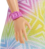 Barbie fashionistas, Bambola con Capelli Biondi e Ciocche Viola, Abito, Sneaker Gialle con Zeppa, Bracciale, Giocattolo per Bambini 3+ Anni - immagine 4
