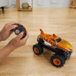 Hot Wheels Monster Trucks Tiger Shark RC radiocomandato in Scala 1:24 con trazione Integrale e penumatici Terrain Action per Tutti i Tipi di Terreno - immagine 2