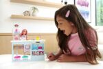 Barbie Pasticceria con Bambola e Postazione da Chef Playset - immagine 3