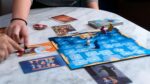 Dixit Gioco da Tavolo di Immaginazione e Fantasia 3-8 Giocatori 8+ Anni - immagine 3